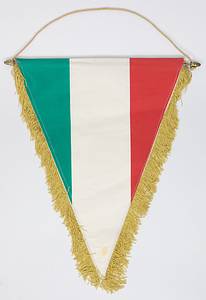 Turin,Juve - Spielwimpel 1984  | Originalspielwimpel Juventus Turin mit aufgesticktem Schriftzug „Coppa Campioni 1984/85 Grasshoppers Club Zürich v Juventus F.C. (Turin) Zürich 7 / 11/ 1984“ (2:4) mit aufgesetztem bestickten Vereinslogo. Rückseite in Nationalfarben Italiens. Leinenwimpel mit Seidenfransen. Metallstange. 42x32 cm. - Bild 3