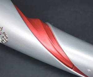 Olympiafackel 2022  | Original Olympiafackel "Flying" von den Olympischen Winterspielen Peking 2022 mit aufgesetztem Logo der Winterspiele und der Aufschrift "Beijing 2022". Desgin von "Lenovo Team". Leichtmetall, 82 cm. In original Präsentationsbox (88x16,2x16,2 cm). Dabei original Ständer für die Fackel. - Bild 8