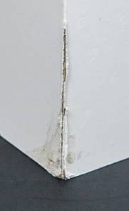 Olympic Winter Games Bejing 2022 Olympic Torch - Original Olympic torch "Flying" fromt the Olympic Winter Games in Beijing 2022 with mounted Olympic Games emblem and inscription  "Beijing 2022". Designed by "Lenovo Team". Aluminium, 82 cm. In original presentation box (88x16.2x16.2 cm). The colours red and silver stand for fire and ice, the red line symbolises the Great Wall. Due to the Corona Pandemic there was only a three day torch relay with 1.200 runners in Beijing, Zhangjiakou and Hebei Province. This torch is hard to get outside of China. Torch as good as new (Condition: A). Comes with original stand for the torch Condition: A - Bild 16