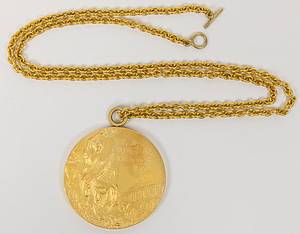 Siegermedaille 1972  | Goldmedaille für den 1. Platz im Basketball für die Mannschaft der UdSSR bei den Olympischen Spielen München 1972. (Entwurf von G.Cassioli und G.Marcks). Silber, vergoldet, 6,6 cm mit original Kette. Mit Randgravur "Basketball" und dem eingravierten Namen des Athleten. Zum ersten Mal seit 1936 hieß der Sieger im Basketball nicht USA. In dem dramatischsten Finale im Basketball der Olympischen Geschichte, erzielte der Russe Alexnder Below in der letzten Sekunden die entscheidenden Punkte für die sowjetische Mannschaft. Die letzte und entscheidende Spielszene mußte zweimal wiederholt werden, bevor die UdSSR die Siegespunkte zum 51:50 erzielte. Die US-Auswahl nahm aus Protest nicht an der Siegerehrung teil, kein einziger der US-amerikanischen Spieler nahm jemals seine Silbermedaille entgegen.[. - Bild 6