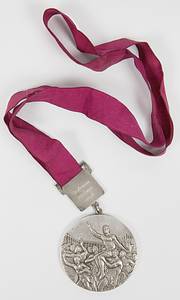  - Official silver medal for the USSR men's team gymnastics for second place in the pommel horse at the 1968 Summer Olympics in Mexico. Silver (124 grams), 6 cm, with a silver plaque bearing the gymnastics symbol. Engraved on the reverse of the plaque is "Classification par equipe varonil" (Men's Team Classification). With original burgundy silk ribbon. --The consignor received this medal directly from a USSR athlete in the 1990s. Condition: A - Bild 2