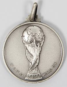 Siegermedaille WM1982  | Offizielle Siegermedaille für die Fußball-Mannschaft von Polen für den 3.Platz bei der Fußball-Weltmeisterschaft 1982 in Spanien mit der Aufschrift. „XII Copa Mundial de la FIFA Espana 1982“ Silber (gepunzt, 925er Gewicht: 21,45 Gramm), Hergestellt von Bertoni, 3,5 cm. - Bild 2