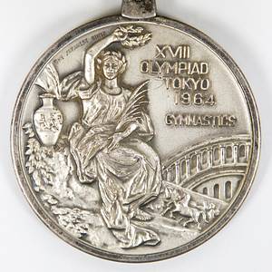 Siegermedaille 1964  | Offizielle silberne Siegermedaille eines russischen Turner (URS) für den 2.Platz bei den Olympischen Sommerspielen in Tokyo 1964. Silber (102,6 Gramm) 6,3 cm mit der Aufschrift "XVII Olympiad Tokyo 1964 Gymnastics". Mit original mehrfarbigen Seidenband und Seidenrosette. - Bild 4