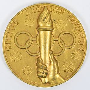  - Olympic Winter Games 1948 Gold Winner medal: Winner's medal for first place at the 1948 St. Moritz Winter Olympics. "Vmy Olympic Winter Games St. Moritz 1948." Gold-plated silver (hallmarked, 925 silver, weight: 100 grams). Manufacturer: Huguenin, 6 cm. Engraved with ""Echantillon" (Sample). --This is Sample from the Huguenin company, presented to the IOC/OC for testing in 1947/48. After the IOC/OC approved this Sample, the medal minting began. This Sample coin is identical to the winner's medals down to the smallest detail and weight. It has similar pieces for the silver and bronze medals, engraved with "Echantillon." There is some minor gold wear along the edges. 41 gold medals were issued! Condition: A- - Bild 2