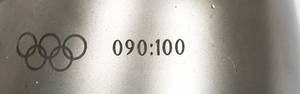 Olympiafackel 1992  | Original Fackel von den Olympischen Winterspielen Albertville 1992. Mattierter Stahl mit gravierter Aufschrift "XVIe Jeux Olympiques d´Hiver 1992" und Olympischen Ringen. Nummer der Fackel eingraviert "090:100" (es wurden nur 100 Exemplare hergestellt. 44 cm. Wurde beim Fackellauf eingesetzt. - Bild 5