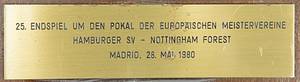 HSV - UEFA-Plakette Cup-Final 1980  | Offizielle Ehrenplakette der UEFA für den DFB anlässlich des Europapokalendspieles der Meister 1980 in Madrid. Große, vergoldete UEFA Logoplakette (20 cm) aufmontiert auf Holzplatte. Mit aufgesetzter gravierter Messingplakette mit der Inschrift "25. Endspiel um den Pokal der Europäischen Meisterveriene Hamburger SV - Nottingham Forest. Madrid, 28.Mai 1980" (0:1 Goal). Hersteller: Huegenin, Susse. 35x28 cm. Museumstück!. - Bild 3