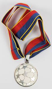 UEFA Champions League 2000 Runner´s up medal - Official winner's medal of Valencia CF for the 1999/2000 Champions League final on May 24, 2000 in Paris, Real Madrid vs. Valencia CF (3-0), with the inscription "UEFA Champions League 2000." Silver (hallmarked, 925 silver, weight: 62 grams), 5 cm with original silk ribbon. --Presented to the Valencia CF players and coaches at the awards ceremony after the match! The Real Madrid players received the same medal, but gold-plated. --Slightly tarnished; minor signs of wear. -- The consignor received this medal directly from a Valencia CF player. Condition: A- - Bild 3