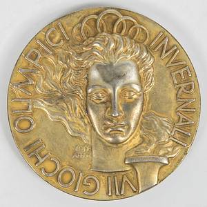 Siegermedaille 1956  | Erste Teilnahme der UdSSR an Olympischen Winterspielen und erste Goldmedaille für die Eishockeymannschaft der UdSSR bei Olympischen Spielen. Goldmedaille von den Olympischen Winterspielen 1956 in Cortina d´Ampezzo für die UdSSR im Eishockey für den Spieler Viktor Schuvalov (1923-2021). Silber (gepunzt 800er), vergoldet, 6 cm. Im original grünem Lederetui mit aufgesetzten farbig emaillierten Olympischen Ringen. Dabei: Siegerdiplom "VII Giochi Olimpica Invernali Cortina 1956. DIPLOMA Viktor Schuvalov URSS. 1st torneo di Hockey". Mit original Signatur des IOC  Präsidenten Every Brandage. 48 x 38 cm. - Bild 2