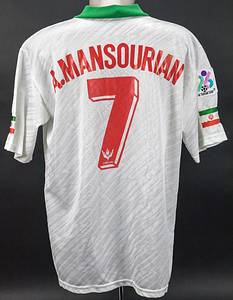 Asian Cup 1996 match worn football shirt Iran - Original match-worn Iran shirt with the number 7. Worn by Ali Reza Mansouriani on November 21, 1996, in the Asian Cup third-place match against Kuwait. Iran - Kuwait 3:2 on penalties. Status: AAB --Short-sleeved jersey; size approx. L; embroidered association logo and Saipa logo; rubberized player name and number (front and back); jersey shows signs of wear (rubber on the Iranian flag and front player number is partially loose and missing); with Emirates 96 XITH Asian Cup patch and two Iranian flag patches; Saipa. Jersey comes from the collection of a former Bundesliga player. Condition: A- - Bild 3