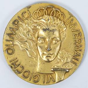 Olympic Winter Games 1956 GoldParticipation medal - Golden participation medal Olympic Winter Games Cortina d´Ampezzo 1956. Silver, gilt. Stamped. (800 silver, 53,7 grams, with producer stamp), 4.5 cm. In original leather case with applied colored enamel Olympic rings made in bronze (9.5x9.5x1.7 cm). Only 157 copies of this medal were given out. Extremely rare golden edition of the original Olympia medal for participants of the Olympic Games in Cortina 1956. Was presented only to IOC members. The ordinary medal is bronze. Condition: A- - Bild 2