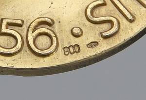 Teilnehmermedaille 1956 Gold  | Teilnehmermedaille in Gold für Winterspiele Cortina d´Ampezzo 1956. Silber, vergoldet. Gestempelt (800er Silber, 53,7 gramm; mit Herstellerstempel), 4,5 cm. In original Lederetui mit aufgesetzten farbig emaillierten Olympischen Ringen aus Bronze (9,5x9,5x1,7 cm). Von dieser Medaille wurden nur 157 Exemplare ausgegeben!!. - Bild 4