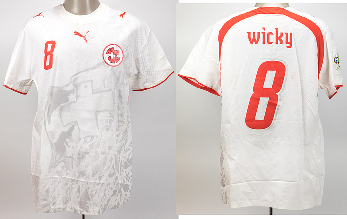 Schweiz - Trikot 2006 WM  | Original match worn Spielertrikot von der Schweiz mit der Rückennummer 8. Getragen von Raphael Wicky am 13.06.2006 bei der Fußball Weltmeisterschaft 2006 in Deutschland im Gruppenspiel G gegen Frankreich. AAC