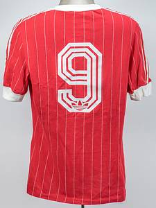  - Original match-worn Swiss player shirt with the number 9. Presumably worn in the friendly match on May 26, 1984, Switzerland vs. Spain (0:4). Condition: AAA. --Short-sleeved jersey; rubberized federation logo; printed adidas logo; rubberized back number; adidas. The consignor obtained this jersey from the collection of Swiss national player Jean-Paul Brigger, who wore number 9 in this match. Condition: A- - Bild 3
