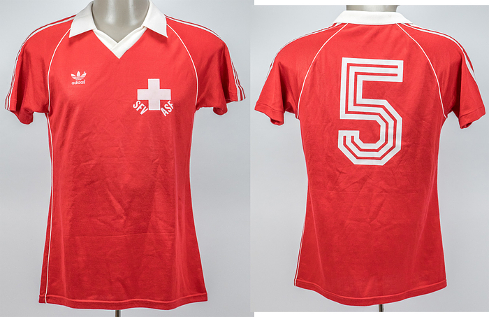  - Original match worn / isseud shirt Switzerland with number 5. Worn in a friendly match for the Swiss team between 1980 and 1982.  Status: ACC. Short sleeved; size M=5/6; gumemd FA emblem, printed adidas emblem, gummed number; adidas. Condition: A-