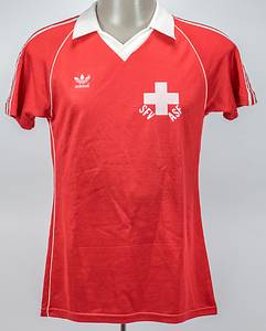  - Original match worn / isseud shirt Switzerland with number 5. Worn in a friendly match for the Swiss team between 1980 and 1982.  Status: ACC. Short sleeved; size M=5/6; gumemd FA emblem, printed adidas emblem, gummed number; adidas. Condition: A- - Bild 2