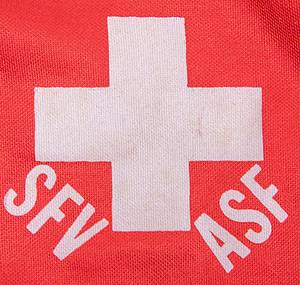 Schweiz - Trikot 1980-1982  | Original match worn / issued  Spielertrikot von der Schweiz mit der Rückennummer 5. Getragen in einem Freundschaftsspiel für die Schweizer Fußball-Nationalmannschaft in der Zeit von 1980 bis 1982.  Status:ACC. - Bild 5