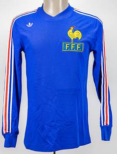  - Original match-worn French national team jersey with the number 4. Worn in a 1977 U-20 World Cup match against Spain by French international Michel Bibard. Condition: AAA. Includes: Photo of Bibard wearing this jersey! --Long-sleeved jersey; iron-on federation logo sewn on; flocked adidas logo (plastic); flocked back number; adidas Ultron "Made in France"; -The consignor obtained this jersey directly from Bibard's collection Condition: B+ - Bild 2