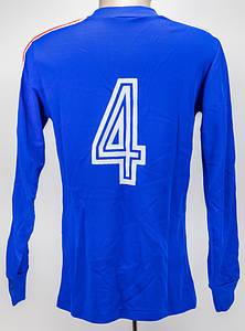 Frankreich - Trikot 1977  | Original match worn Spielertrikot von Frankreich mit der Rückennummer 4. Getragen in einem U-20 World Cup match 1977 gegen Spanien vom französischen Nationalspieler Michel Bibard. Status:AAA. Dabei: Foto von Bibard mit diesem Trikot! - Bild 3