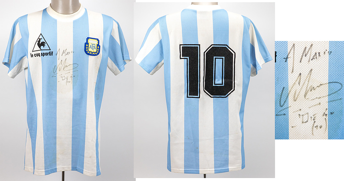  - Beautiful retro jersey of the Argentinian national team from the 1986 FIFA World Cup, number "10". Manufacturer: Le Coqsportif, approx. 1990. With original signature of Diego Maradona (1960-1990)!!! --The autograph was given face-to-face in Italy around 1990. Due to the poor surface during the signing, the addition of "Diego" is not perfectly legible. The dedication "A Mario" is authentic. Signatures on jerseys with personal dedications from Maradona are rare! ---Jersey with stains; the proud owner at the time wore it several times in the stadium. Condition: B