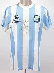 Maradona - Trikot 1990  | Schönes Retrotrikot der argentinischen Natinonalmannschaft von der Fußball-Weltmeisterschaft 1986 mit der Rückennummer "10". Hersteller: Le Coqsportif; ca. 1990. Mit Originalsignatur von Diego Maradona (1960-2020)!!! - Bild 2