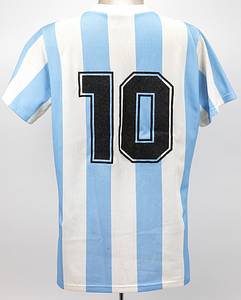 Maradona - Trikot 1990  | Schönes Retrotrikot der argentinischen Natinonalmannschaft von der Fußball-Weltmeisterschaft 1986 mit der Rückennummer "10". Hersteller: Le Coqsportif; ca. 1990. Mit Originalsignatur von Diego Maradona (1960-2020)!!! - Bild 3