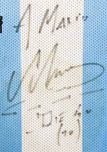 Maradona - Trikot 1990  | Schönes Retrotrikot der argentinischen Natinonalmannschaft von der Fußball-Weltmeisterschaft 1986 mit der Rückennummer "10". Hersteller: Le Coqsportif; ca. 1990. Mit Originalsignatur von Diego Maradona (1960-2020)!!! - Bild 4