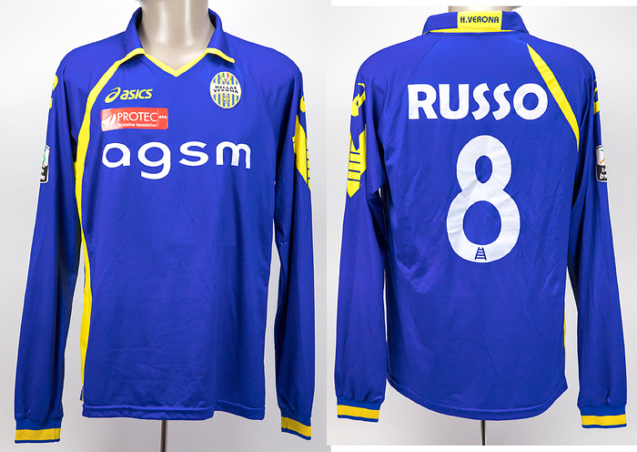  - Original match-worn Hellas Verona player shirt with the number 8. Worn by Giuseppe Russo in a Lega Calcio match during the 2011/12 season. Status: ACC. --Long-sleeved jersey; size approx. XL; embroidered club emblem sewn on; printed Asics logo; advertising prints; player name and back number rubberized; with Serie bwin patch; Asics. Condition: A-