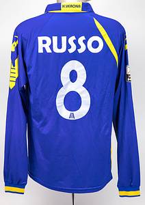  - Original match-worn Hellas Verona player shirt with the number 8. Worn by Giuseppe Russo in a Lega Calcio match during the 2011/12 season. Status: ACC. --Long-sleeved jersey; size approx. XL; embroidered club emblem sewn on; printed Asics logo; advertising prints; player name and back number rubberized; with Serie bwin patch; Asics. Condition: A- - Bild 3