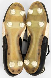 Bremen, Werder - Fußballschuhe  | Original Fußballschuhe von Puma getragen von Werner Weist in der 1.Bundesliga für Werder Bremen von 1971-1977. "Puma WM" mit Schraubstollen. Größe 8. Lederschaft, Kunststoffsohle. Status:ACA - Bild 3