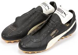  - Original Puma football boots worn by Werner Weist in the Bundesliga or during training for Werder Bremen from 1971-1977. "Puma Hannes Allround" size 8. Leather upper, synthetic sole. Status: ACA--The plastic sole shows slight deterioration of the material due to age. --The football boots come directly from the collection of Werner Weist (1949-2019) - Borussia Dortmund 1968-1971 (72/34), Werder Bremen 1971-1977 (145/33), Stuttgarter Kickers (1977-1978; 10/1); 3x DFB U-23 1970 + 1971). The buyer receives a certificate of authenticity and confirmation from the Weist family regarding the provenance of the items. Condition: B-C - Bild 2