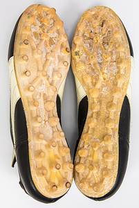  - Original Puma football boots worn by Werner Weist in the Bundesliga or during training for Werder Bremen from 1971-1977. "Puma Hannes Allround" size 8. Leather upper, synthetic sole. Status: ACA--The plastic sole shows slight deterioration of the material due to age. --The football boots come directly from the collection of Werner Weist (1949-2019) - Borussia Dortmund 1968-1971 (72/34), Werder Bremen 1971-1977 (145/33), Stuttgarter Kickers (1977-1978; 10/1); 3x DFB U-23 1970 + 1971). The buyer receives a certificate of authenticity and confirmation from the Weist family regarding the provenance of the items. Condition: B-C - Bild 3