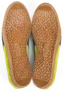 Bremen, Werder - Fußballschuhe  | Original Fußballschuhe für Hartplätze von Puma getragen von Werner Weist im Trainig für Werder Bremen von 1976. "Puma Heynckes Comet" Größe 8. Wildlederschaft, Kunststoffsohle. Mit dem Logo der Olympischen Sommerspiele Montreal 1976. Status:ACA - Bild 3