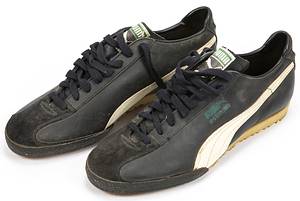  - Original Puma indoor football boots worn by Werner Weist for Werder Bremen from 1976-78. "Puma M+S Berti Vogts" size 8. Leather upper, synthetic sole. Status: ACA  --The football boots come directly from the collection of Werner Weist (1949-2019) - Borussia Dortmund 1968-1971 (72/34), Werder Bremen 1971-1977 (145/33), Stuttgarter Kickers (1977-1978; 10/1); 3x DFB U-23 1970 + 1971). The buyer receives a certificate of authenticity and confirmation from the Weist family regarding the provenance of the items. Condition: A- - Bild 2