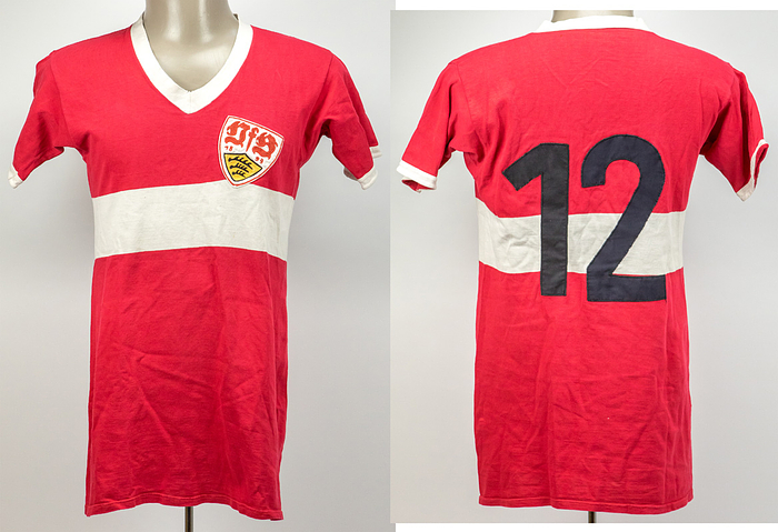 Stuttgart, VfB - Trikot 1970  | Original match worn Spielertrikot vom VfB Stuttgart mit der Rückennummer 12. Getragen in Spielen der Bundesliga-Saison 1970/1971. Status:ABC. Museumsstück!.