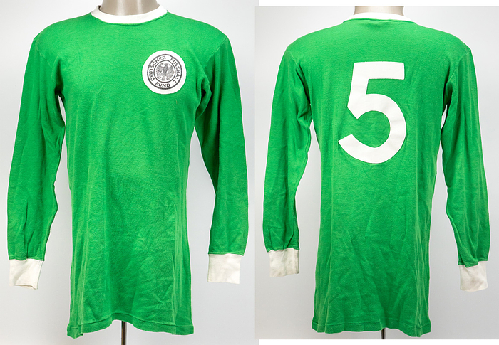 DFB - Trikot 1967  | Original match worn Spielertrikot von Deutschland mit der Rückennummer 5. Getragen von Willi Schulz am 22.02.1967 im Freundschaftsspiel gegen Marokko. Deutschland - Marokko 5:1. Dieses Trikot wurde ein zweites Mal getragen im Qualifikationsspiel für die Olympischen Spiele 1968 am 8.11.1967 . Status:AAC.