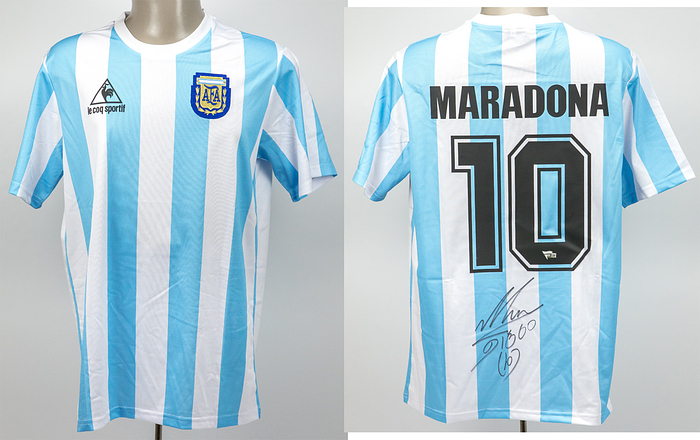 Maradona - Trikot  | Schönes Retrotrikot der argentinischen Natinonalmannschaft von der Fußball-WM 1986 mit der Rückennummer "10". Hersteller: Le Coqsportif, ca. 2005. Mit Originalsignatur von Diego Maradona auf der Rückseite!!! Mit COA von "Fanatics".