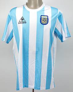 Maradona - Trikot  | Schönes Retrotrikot der argentinischen Natinonalmannschaft von der Fußball-WM 1986 mit der Rückennummer "10". Hersteller: Le Coqsportif, ca. 2005. Mit Originalsignatur von Diego Maradona auf der Rückseite!!! Mit COA von "Fanatics". - Bild 2