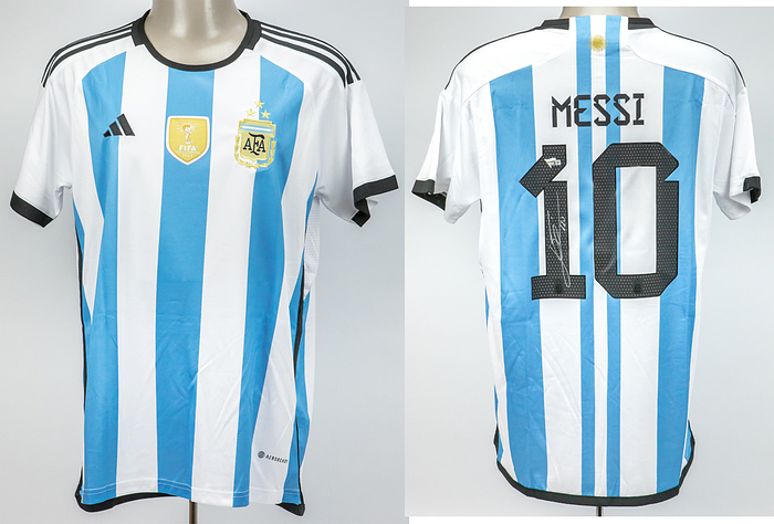 Messi, Lionel  | Original adidas Fanshirt von Nationalmanschaft von Argentinien mit der Rückennummer "10 Messi" mit dem Weltmeister 2022 patch. Mit original Signatur auf der Rückseite von Superstar Lionel Messi. Die Unterschrift wurde auf der Rückennummer "1" mit Silberstift gegeben. Größe L. Mit Echtheitszertifikat und Holgramm Verification von "Fanatics"
