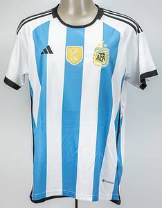 Messi, Lionel  | Original adidas Fanshirt von Nationalmanschaft von Argentinien mit der Rückennummer "10 Messi" mit dem Weltmeister 2022 patch. Mit original Signatur auf der Rückseite von Superstar Lionel Messi. Die Unterschrift wurde auf der Rückennummer "1" mit Silberstift gegeben. Größe L. Mit Echtheitszertifikat und Holgramm Verification von "Fanatics" - Bild 2