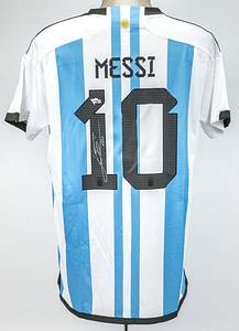 Messi, Lionel  | Original adidas Fanshirt von Nationalmanschaft von Argentinien mit der Rückennummer "10 Messi" mit dem Weltmeister 2022 patch. Mit original Signatur auf der Rückseite von Superstar Lionel Messi. Die Unterschrift wurde auf der Rückennummer "1" mit Silberstift gegeben. Größe L. Mit Echtheitszertifikat und Holgramm Verification von "Fanatics" - Bild 3