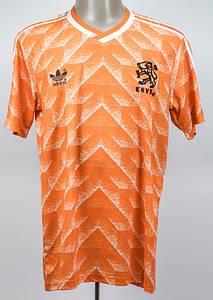  - Original adidas retro shirt from the Netherlands' 1988 European Championship, number "14 Cruyff". Features Johan Cruyff's (1947-2016) original signature below the number. Includes a certificate of authenticity and hologram from "Dugout Memorabilia". Signed in 2014. Size L --Original Dugout box included Condition: A - Bild 2