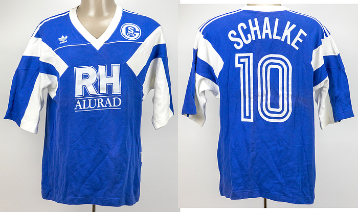 Sorry, no english description is available. ...  -  Condition: A-.....Trikot kurz; Größe 7/8; Vereins-Logo geflockt;adidas-Logo aufgedruckt; Werbeaufdruck 'RH Alurad' geflockt; Rückennummer geflockt; Schriftzug 'Schalke' geflockt; Trikot hat Gebrauchsspuren (Flecken, Schalke mit kleiner Beschädigung); adidas Climalite 2000. Der Einlieferer hat dieses Trikot direkt aus der Sammlung von Mathhias Herget. Der Nationalspieler Herget spielt nur in der Saison 1989/90 bei Schalke 04.