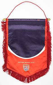  - Original match pennant of the US Men's National Soccer Team. Silk-printed pennant with the inscription "United States Soccer Federation. Men's National Team vs. Turkey. Philadelphia, Pennsylvania. May 29, 2010" (1-2). Gold-plated wooden balls with a wooden pole. Red silk fringes. 43 x 29 cm. --This pennant was awarded to Türkiye and the referees. The pennant came from one of the referees of this match. Condition: A - Bild 3