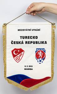  - Official match pennant of the Czech national football team for the international match against Turkey, featuring the silk-embroidered inscription "Turecko - Ceska Republika, 6.2.2013, Manisa". With gold brocade fringe and embroidered logos of both federations. Brass rod and chain. 41 x 28 cm --This pennant was awarded to Türkiye and the referees. The pennant came from one of the referees of this match. Condition: A- - Bild 2