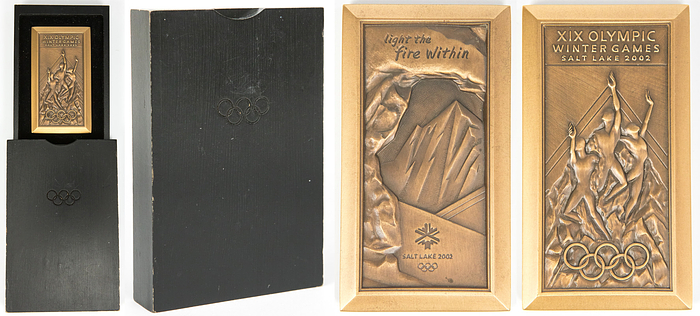 Teilnehmermedaille 2002  | Offizielle Teilnehmermedaille für Athleten der 19.Olympischen Winterspielen von Salt Lake City 2002. Bronze (Gewicht: 242 Gramm), 9x5 cm. In original schwarzer Holzbox (13,5x9x2,5 cm).