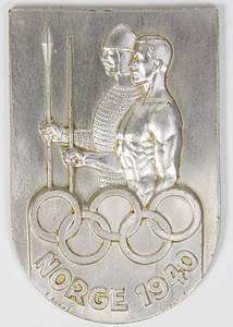 Spendenplakette 1940  | Offizielle norwegische Spendenplakette für die Olympischen Spiele in Helsinki 1940 mit der Aufschrift "Norge 1940". Aluminium, 6,9x4,6 cm. Rückseite mit Herstellerpunze "Hoyang". - Bild 2