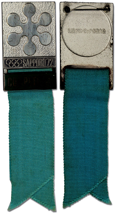 Participation Badge: Olympic Games Sapporo 1972. - Participation Badge: Olympic Games Sapporo 1972.: Official participation badge "Competitor" for iceskating. Silver plated bronze with coloured enameled motif and Olympic Rings and silk ribbon. Size 14x3.8 cm, Condition: A-