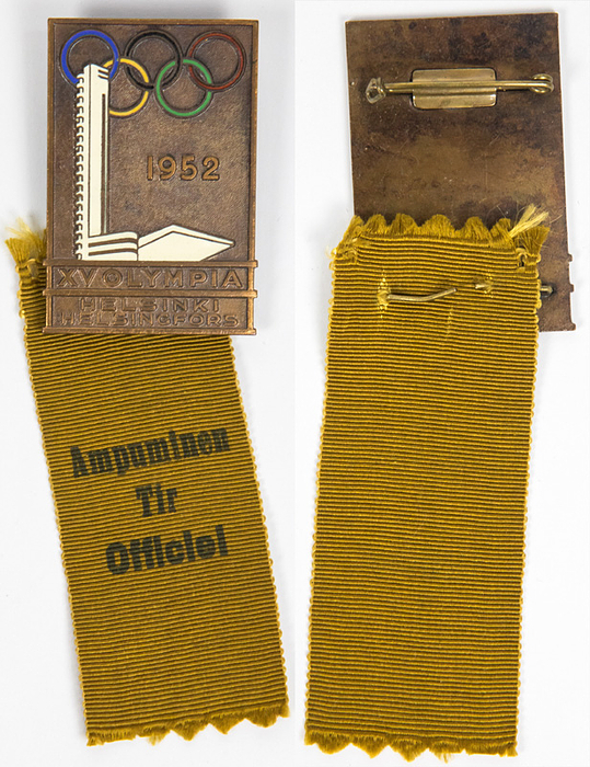 Teilnehmerabzeichen 1952  | Teilnehmerabzeichen „Ampuminen Tir Officiel" (Schießen Offizieller) Bronze, mehrfarbig emailliert. mit bedrucktem hellbraunem Seidenband. 11,5x3,3 cm.