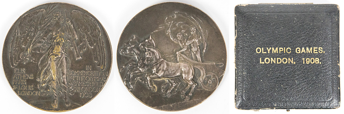 Teilnehmermedaille 1908  | Offizielle silberne Teilnehmermedaille der Olympischen Spiele 1908 „In Commemoration of the Olympic Games held in London 1908“. Von B.Mackennal. Bronze, versilbert (62 Gramm) , 5 cm. In original Box mit der Aufschrift "Olympic Games London 1908".