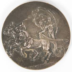 Teilnehmermedaille 1908  | Offizielle silberne Teilnehmermedaille der Olympischen Spiele 1908 „In Commemoration of the Olympic Games held in London 1908“. Von B.Mackennal. Bronze, versilbert (62 Gramm) , 5 cm. In original Box mit der Aufschrift "Olympic Games London 1908". - Bild 3